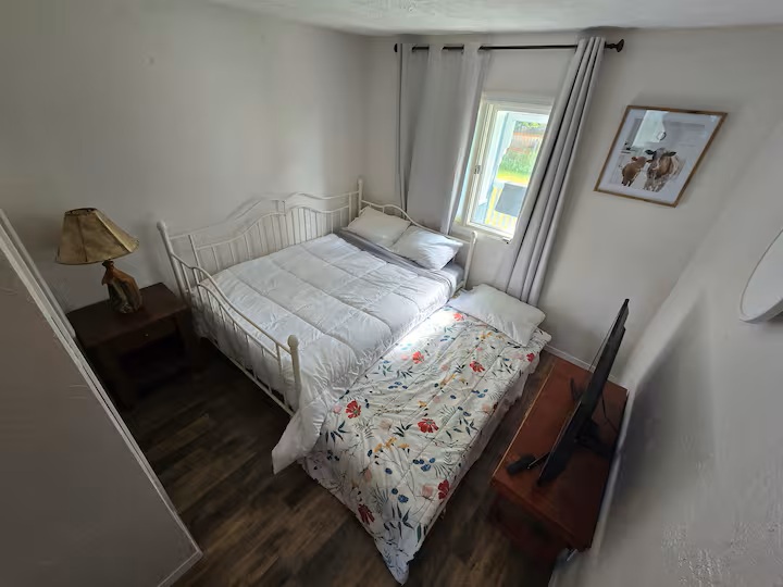 Bedroom 3 with full and twin beds